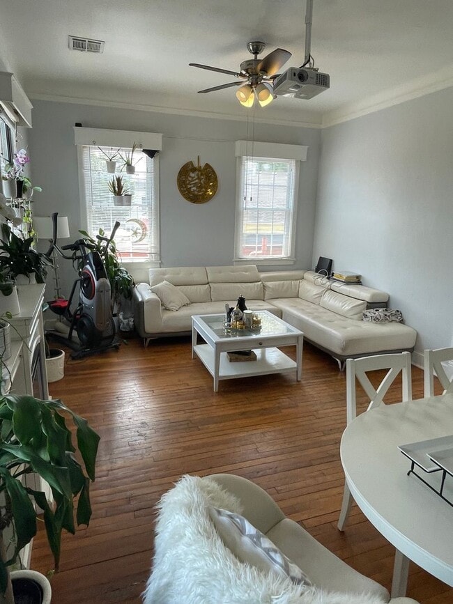 Photo - Gorgeous 3BD Apartment above commercial space ON MAPLE ST Unidad 7718 Maple St