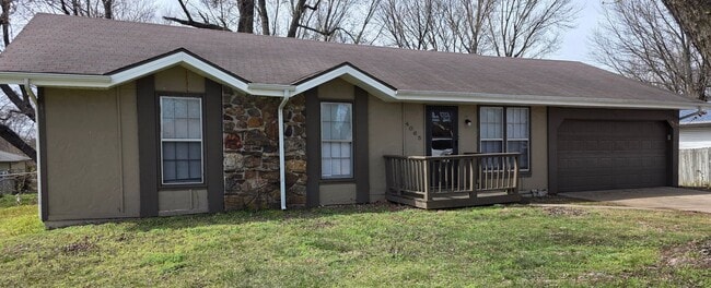 Building Photo - 3 Bedroom 2 Bathroom home in Kickapoo Schools! $1295!