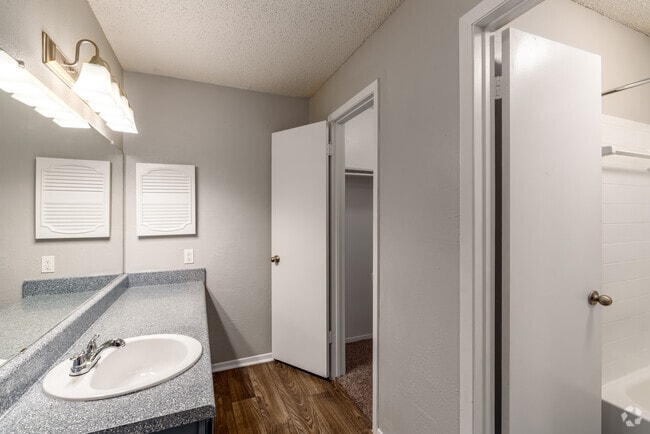 2BR, 2BA - 961SF - Primary Bathroom