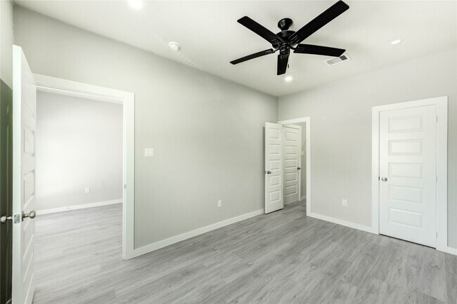 Photo - 8157 Tate St
