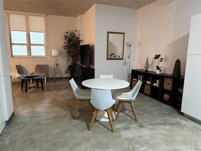 Photo - 234 NE 3rd St Unidad 204