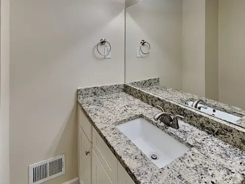 Photo - 550 Transit Cir