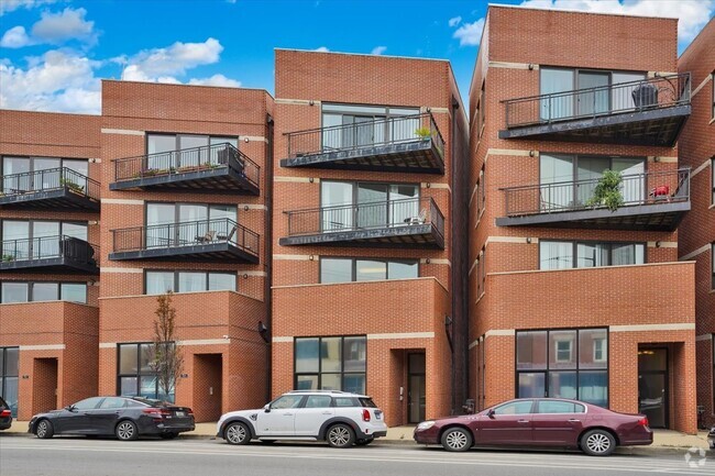 Building Photo - 3505 N Elston Ave Unit 2 Rental