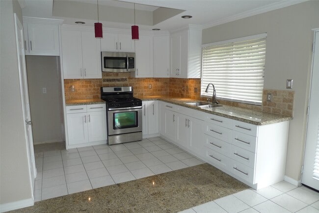 Building Photo - 15406 Ensenada Dr