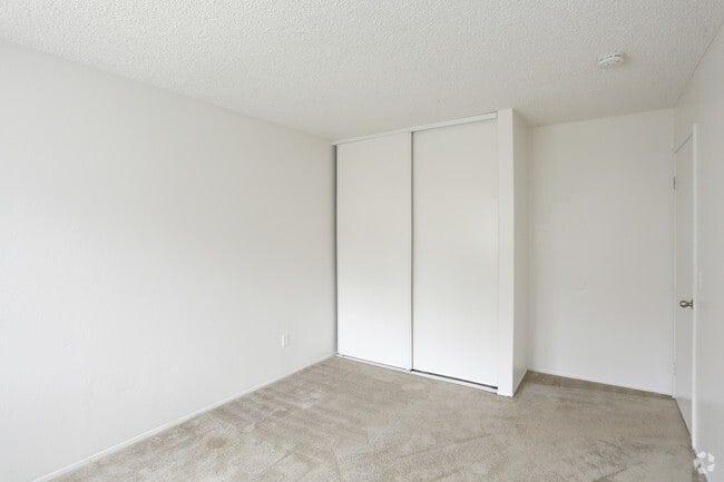 2 BR, 1 BA - 770 SF - Creekside Villas Apartments