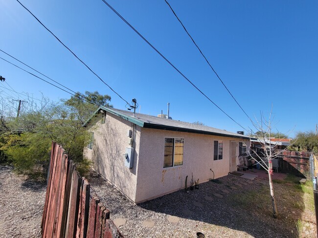 Building Photo - 1048 E Lester St Rental