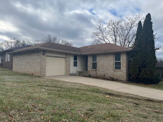 Building Photo - 3 Bed, 1 Bath Home with Attached Garage