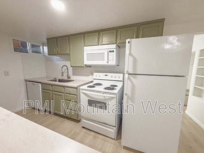 Photo - 872 N Main St Unidad B