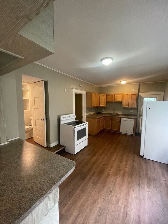 Building Photo - 2214 W 3rd St Unit Lower A