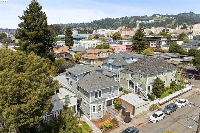 Photo - 2211 Haste St