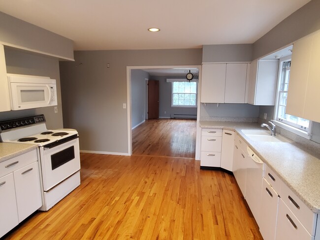 Building Photo - 14 N 5th St Unit Upper