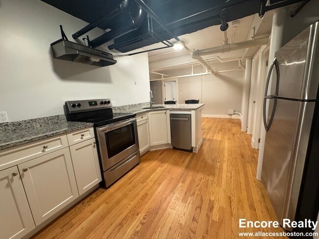 Building Photo - 1450 Commonwealth Ave Unit B