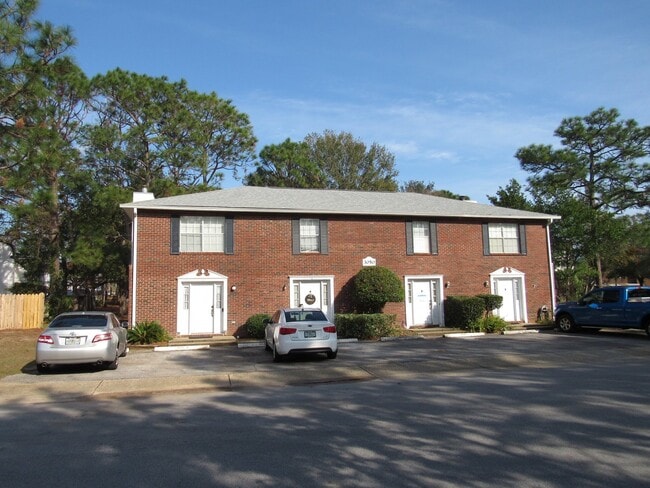 Building Photo - Charming Townhome with Fireplace & Fenced ... Unit B
