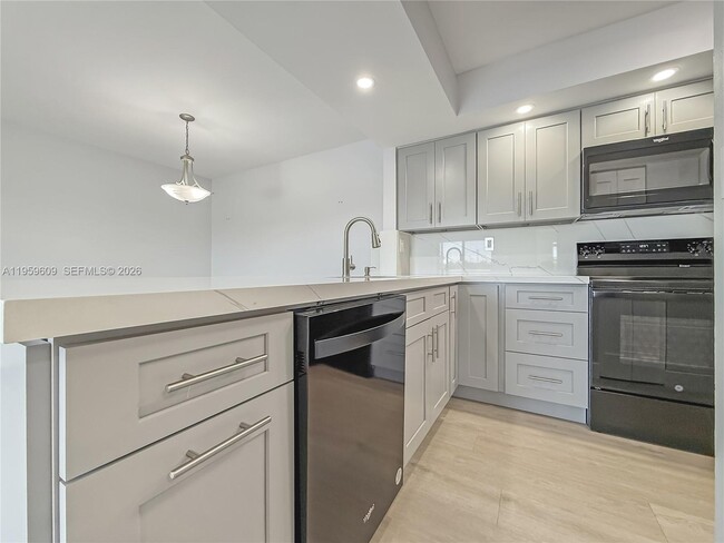 Photo - 8590 SW 212th St Unidad #204