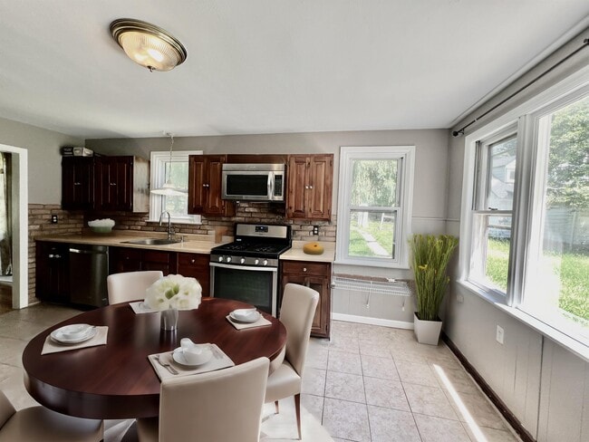 Photo - 132 Conestoga Rd