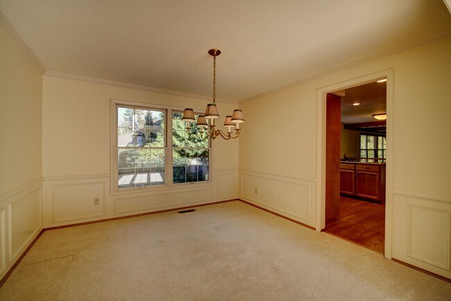 Photo - 5Bd/2.5Ba Bellevue Home