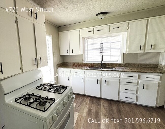 Photo - 4720 West St