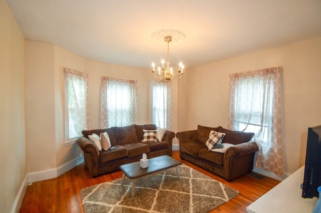 Photo - 201 Hillside St