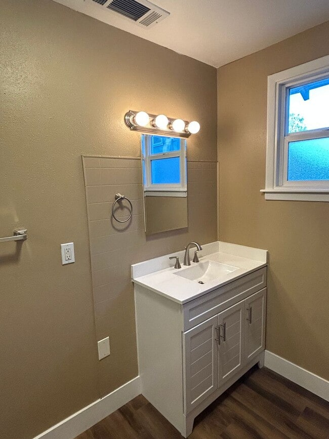 Photo - 4 bedroom 2 bath next to Chico State with ...
