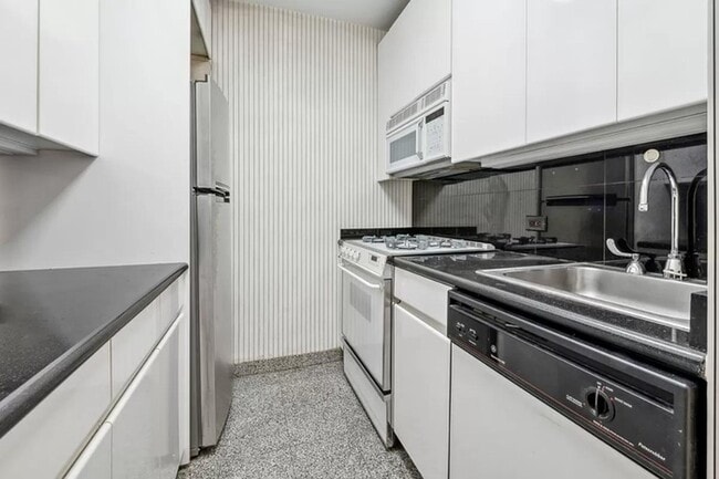130 E 63rd St Unit 8D