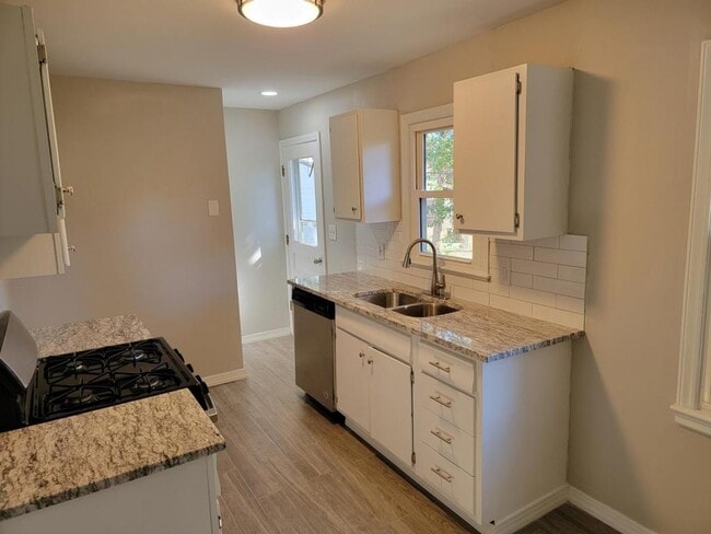 Photo - 5105 NE 44th St