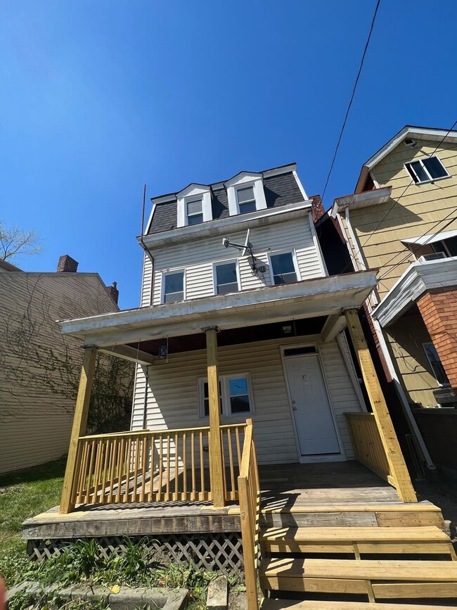 Building Photo - Newly Renovated 3 Bedroom, 1 Bathroom in Spring Hill- Central Air and Brand New Kitchen!!