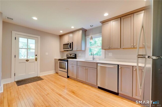 Photo - 157 River Rd