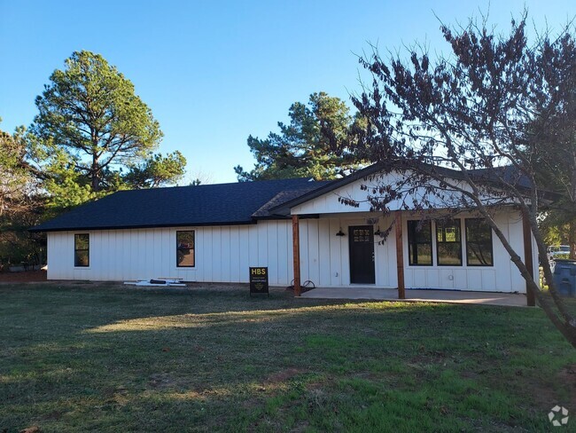 Building Photo - 4 bed 2 Bath Modern Farm Home