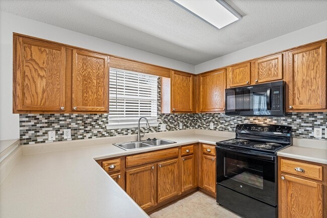 Photo - 605 Westchase Ct S