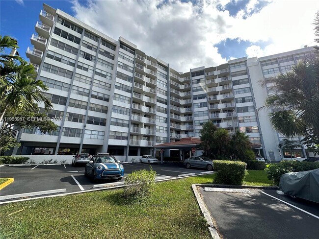 Photo - 1200 NE Miami Gardens Dr Unidad 505W