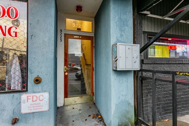 Building Photo - 5225 S Tacoma Way Unit B