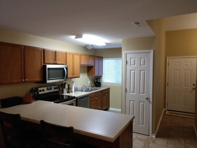 Photo - Large 3 Bed/ 2 Bath Townhome on West Side of MHK!