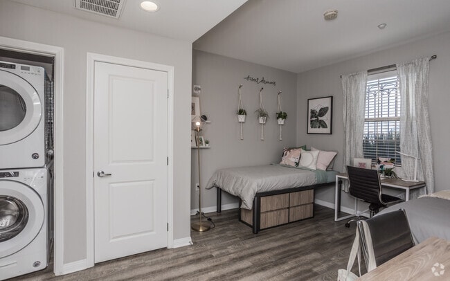 1BR, 1BA - 672 SF - West 27th Place