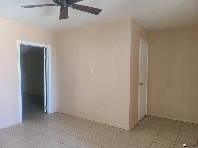 Photo - 600 W 20th Pl