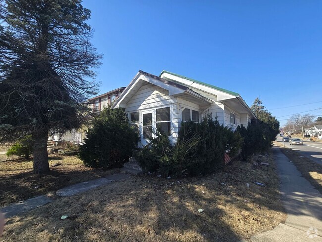 Building Photo - 2 Bedroom House