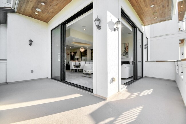 Photo - 631 N Live Oak St