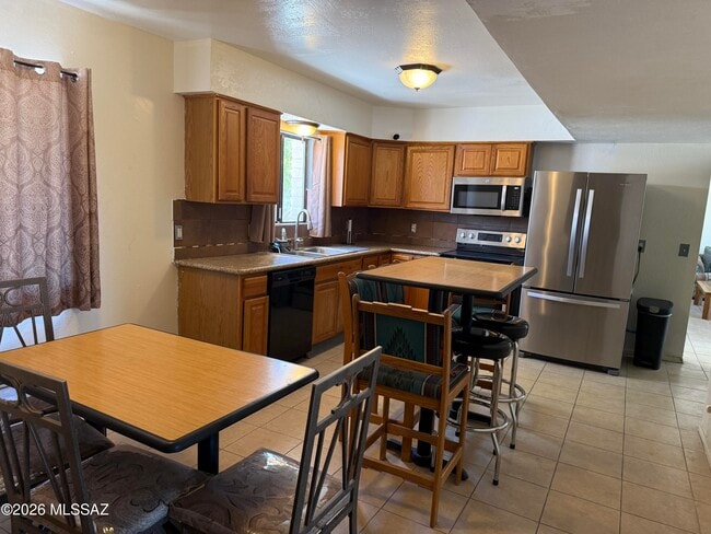 Photo - 725 W 40th St