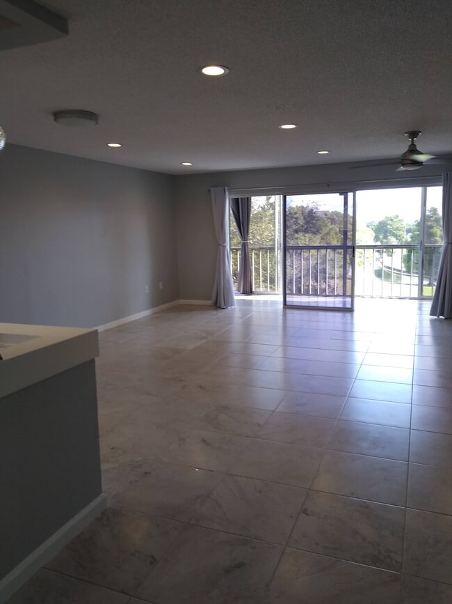 Building Photo - 3660 Ironwood Cir Unit 401