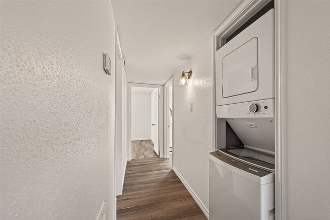 Building Photo - 5550 N Braeswood Blvd Unit 43