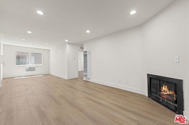 Building Photo - 635 Westmount Dr Unit 2 Rental