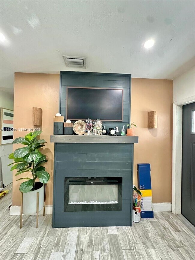 Photo - 651 E 38th St