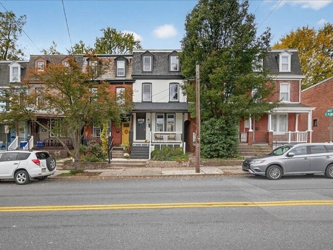 Photo - Gorgeous 4 Bedroom 2.5 Bathroom Available in Lancaster City