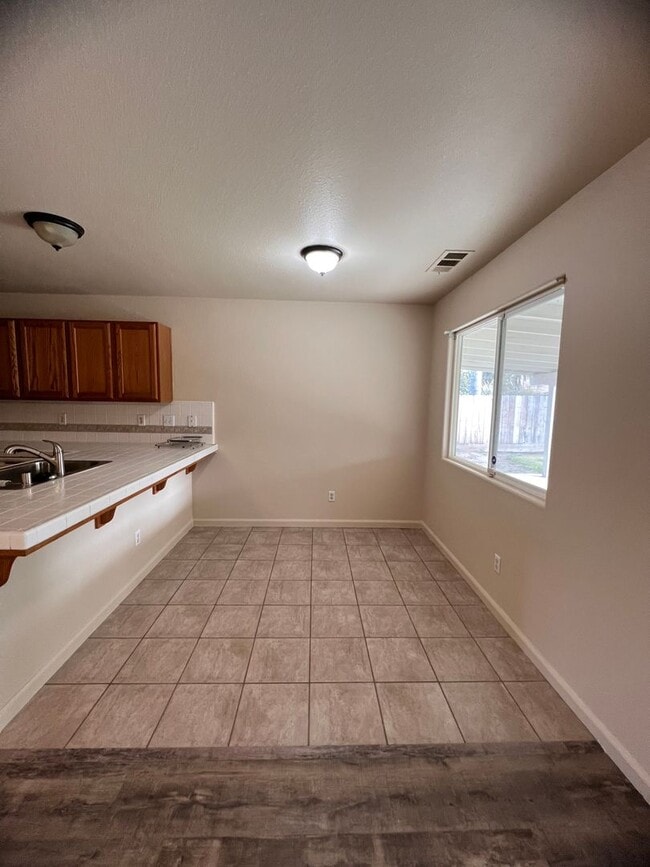 Photo - 1294 Dalton St