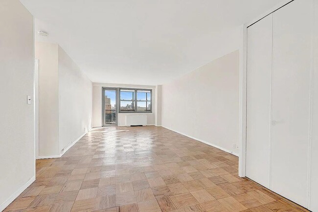 Photo - 70-25 Yellowstone Blvd