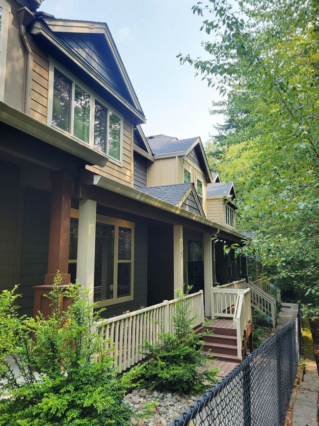 Building Photo - High end town home in perfect location