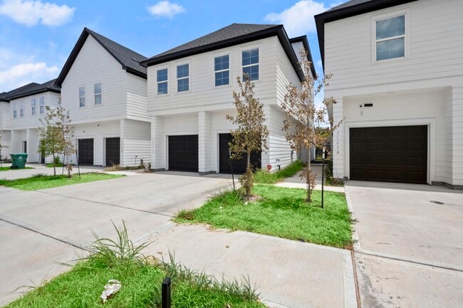 Photo - 3241 Real St Unit B