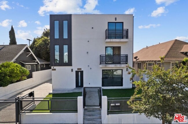 Building Photo - 1110 W 40th Pl