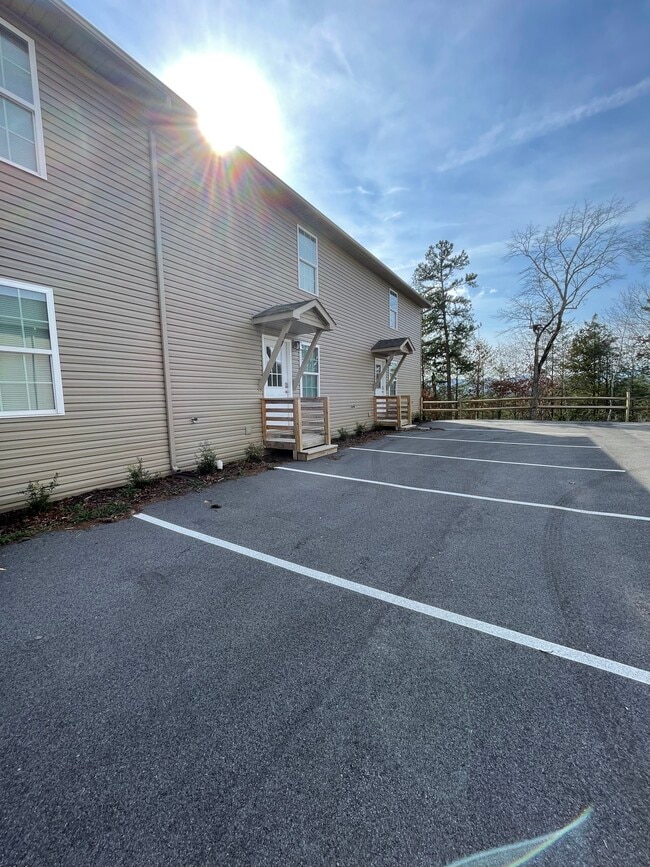 Building Photo - 640 Evans Rd