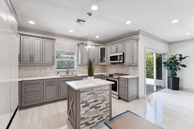 Building Photo - 522 Lucky Ln