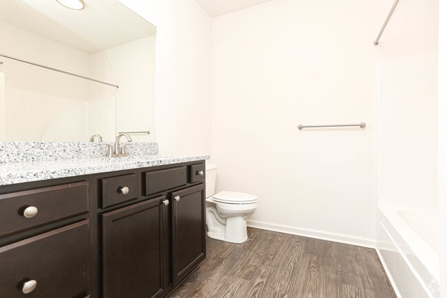 1BR, 1BA - 861 SF - Linden - Bathroom - Ashton Park Apartments